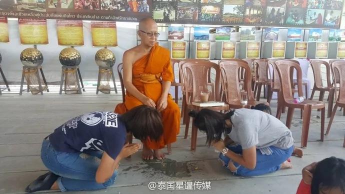 泰国高僧因误机偶遇分离16年的妻女