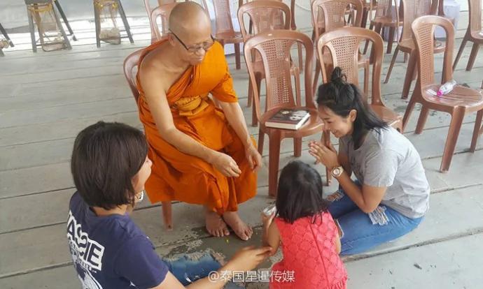泰国高僧因误机偶遇分离16年的妻女