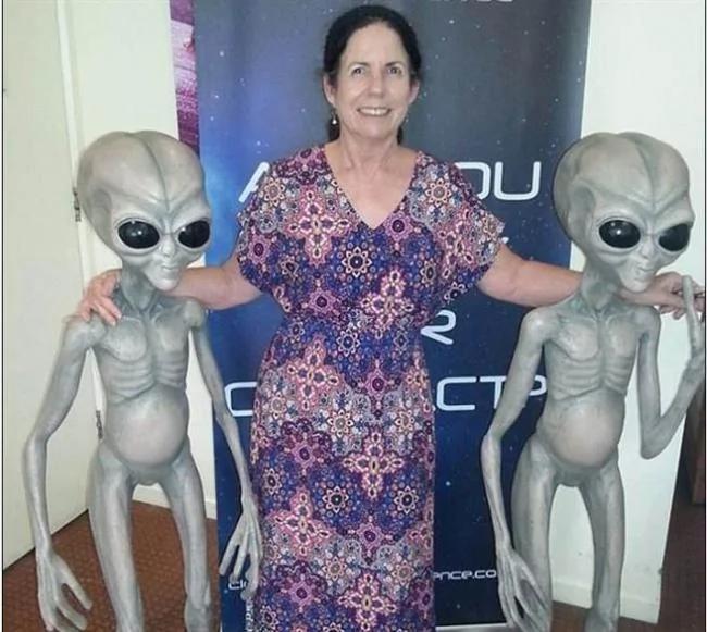 她说自己是半个外星人 常搭飞碟旅游