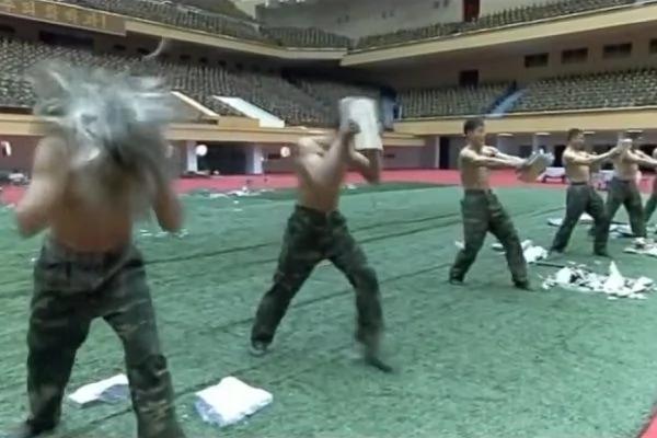 朝鲜训练特种部队 陆网友讽:感觉像街头卖艺