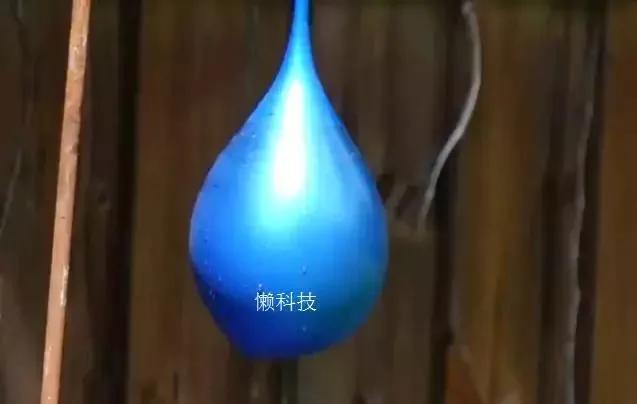 如何用小小口香糖 砸开硬硬的椰子