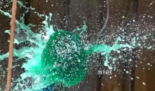 如何用小小口香糖 砸开硬硬的椰子