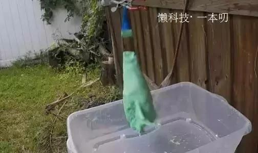 如何用小小口香糖 砸开硬硬的椰子