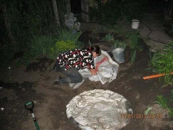 邻居不解女子为何在院子里埋轮胎 最后结果却让所有人都惊叹到掉下巴了!…