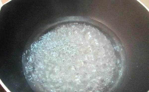 冰箱结冰厚到夸张!其实只要一招“直接脱落光”!以后不怕它结冰了!
