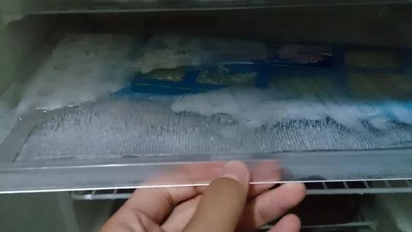 冰箱结冰厚到夸张!其实只要一招“直接脱落光”!以后不怕它结冰了!