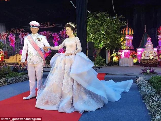 印尼新娘穿灰姑娘婚纱获千万点赞!