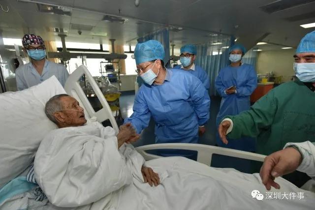 老战友阔别20年在病房相遇 看哭所有医生