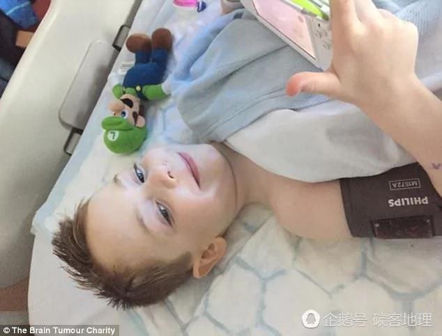 7岁男孩被医生漏诊 自己画出脑部囊肿