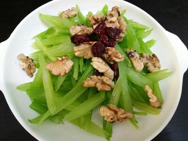 热衷保健的朋友注意了:能降血压的芹菜与这种食物同吃会中毒!