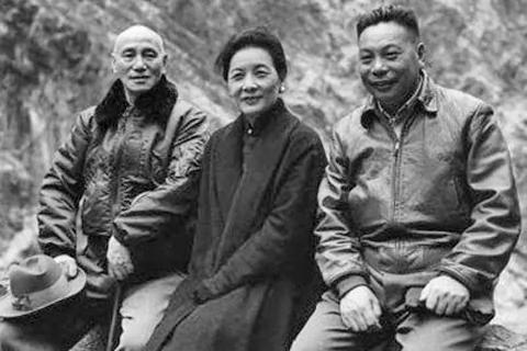 蒋经国回国后:向父亲磕了三个响头