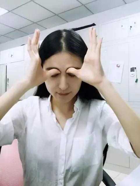 老看手机 眼睛越来越不舒服 这一套保健操送给你!超有效且简单