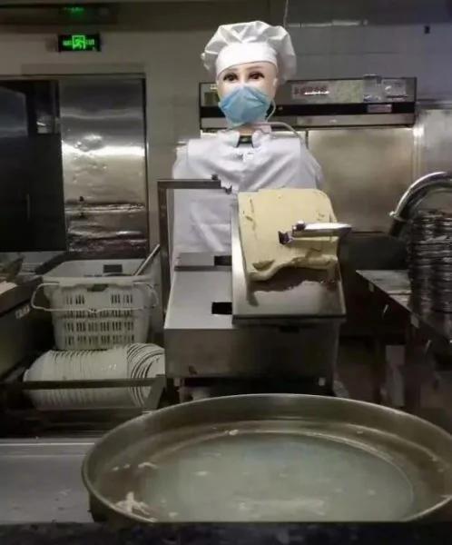广东高校食堂现机器人做刀削面 穿戴齐全手速惊人
