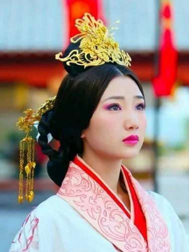 她史上最年轻皇后 6岁被皇帝睡 15岁成太皇太后…