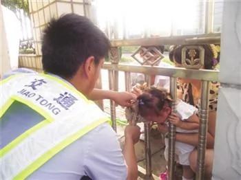 孩子头被卡住 聪明的爸爸这样解救!家中有小孩的一定要看