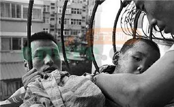 孩子头被卡住 聪明的爸爸这样解救!家中有小孩的一定要看