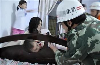 孩子头被卡住 聪明的爸爸这样解救!家中有小孩的一定要看