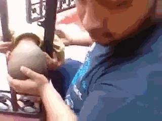 孩子头被卡住 聪明的爸爸这样解救!家中有小孩的一定要看