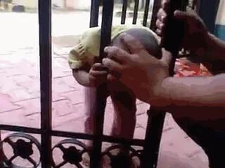 孩子头被卡住 聪明的爸爸这样解救!家中有小孩的一定要看