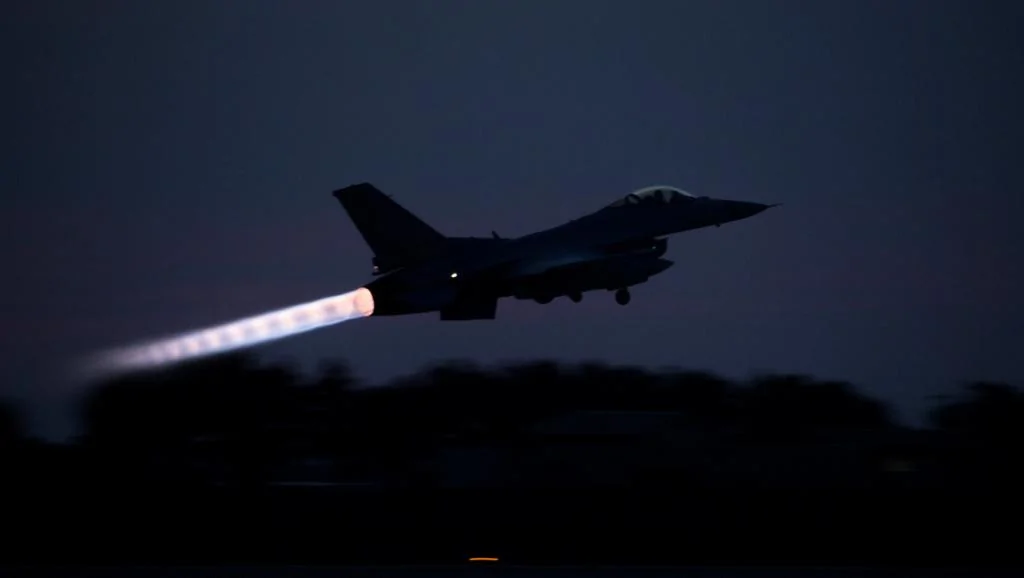 韓國F-16戰機近來時時在夜空緊急起飛