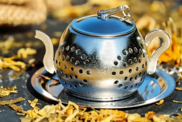 再不能用它来喝茶或装调料了 竟会释放毒! 你还在用吗?