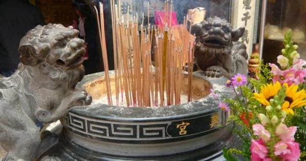 香炉里面的香灰满了应该要这样处理!千万不要因为省事就乱搞!