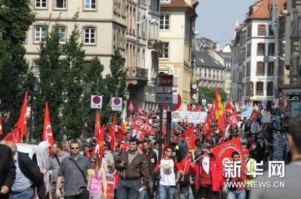 黨媒照例要體現資本主義國家工人五一遊行抗議。