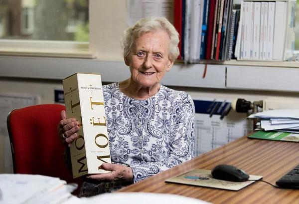 贊！英89歲女會計為公司工作70年 幾乎零失誤！