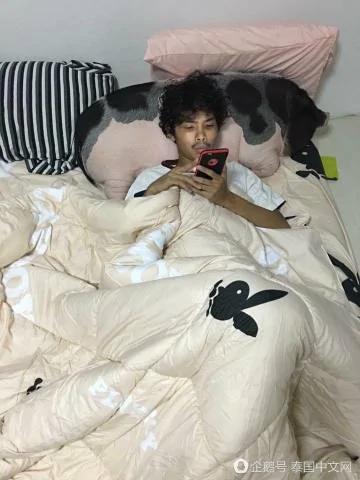 男子把母猪当女朋友来养 天天抱着睡觉!