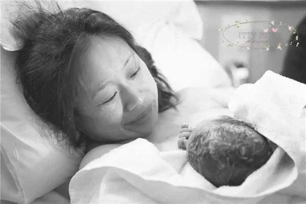 医生朝产妇的肚子上划开一个小切口后 婴儿迫不及待了…