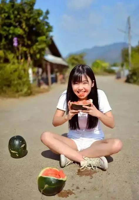 学会这几个拍照姿势 让你比原来好看100倍
