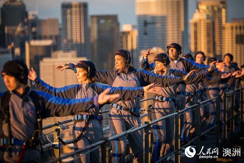 老外迷太极 百人登顶悉尼海港大桥开练