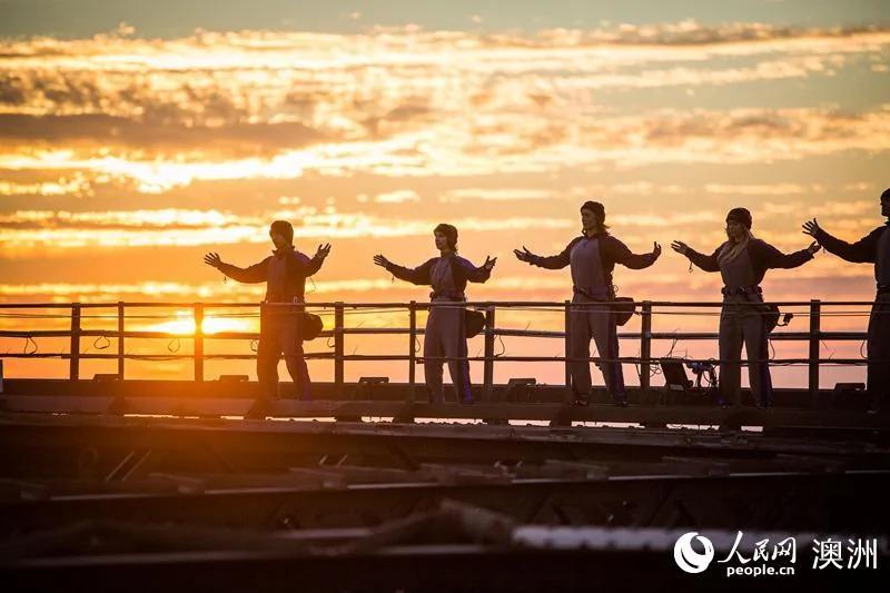 老外迷太极 百人登顶悉尼海港大桥开练