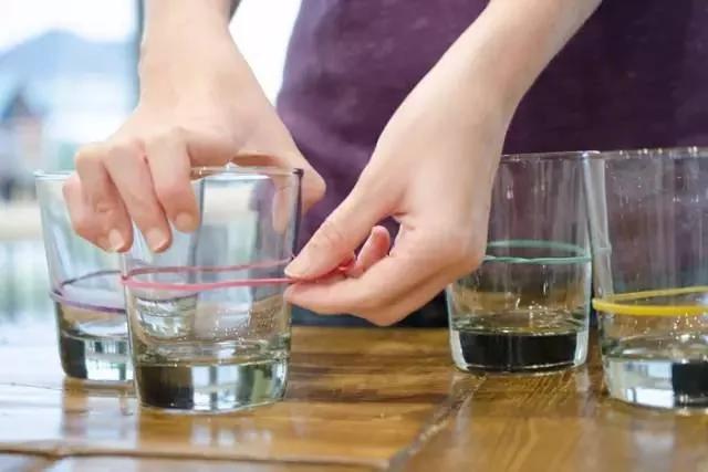 把橡皮筋绑在苹果上 结果惊呆了!我怎么没想到…