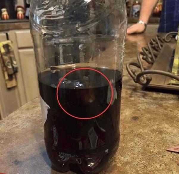 爷爷带孙买可乐 喝一半发现瓶中瞪着一双眼睛