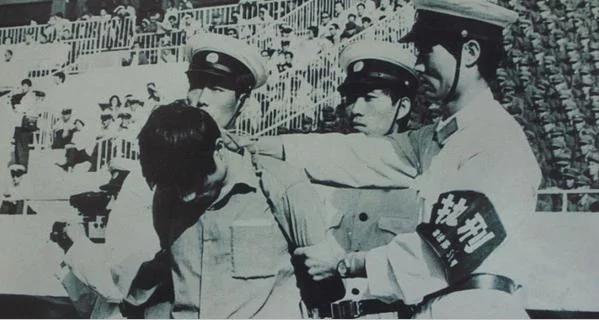 罕见老照片 严打:现在的青年男女在那时都会被枪毙