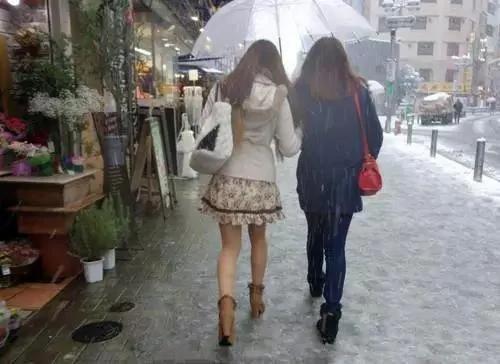 为什么日韩人冬天穿比我们少?