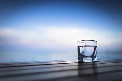 危险!这8种水打死也不能喝 很多人不知道