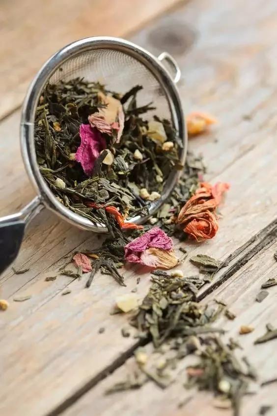 她把这个丢进花盆 植物不发黄不干枯多养好几年