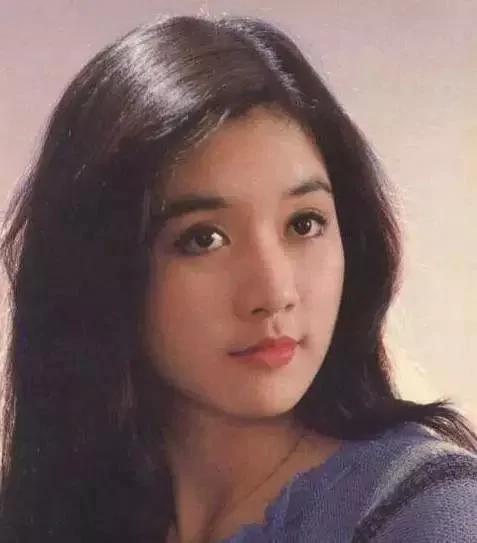 她一出道便抢尽林青霞的风头，嫁老外弹着琵琶隐退，50岁仍貌美