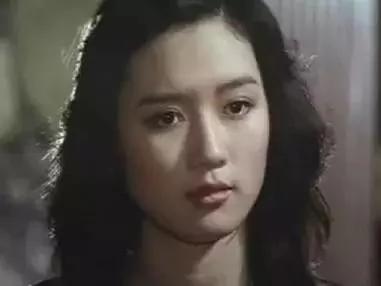 她一出道便抢尽林青霞的风头，嫁老外弹着琵琶隐退，50岁仍貌美