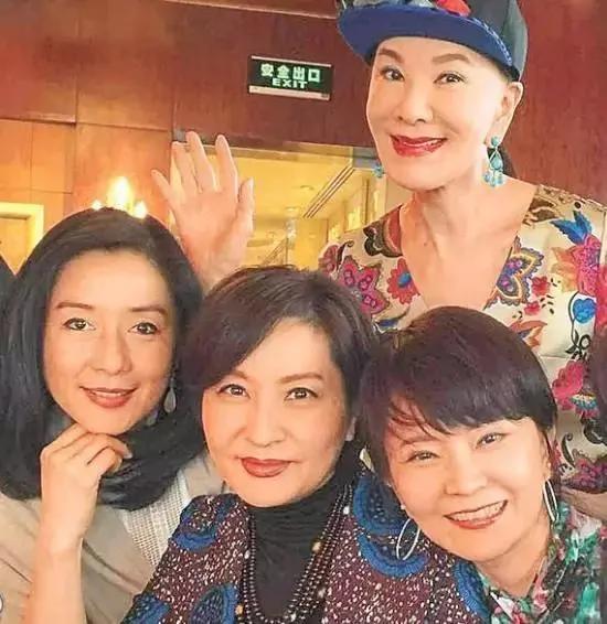 她一出道便抢尽林青霞的风头，嫁老外弹着琵琶隐退，50岁仍貌美