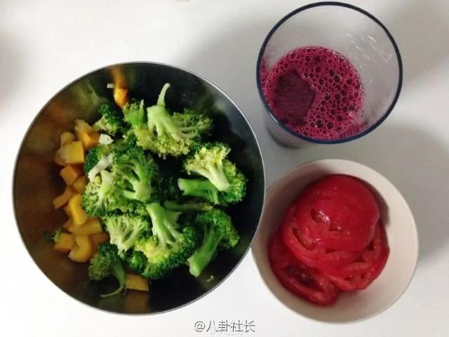 两个姑娘试吃维秘超模的食谱 吃到第三天就饿哭了
