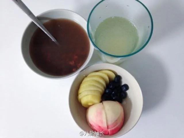 两个姑娘试吃维秘超模的食谱 吃到第三天就饿哭了