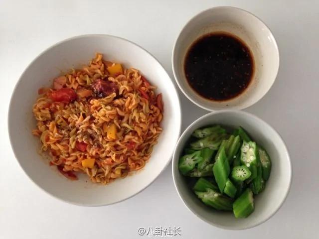 两个姑娘试吃维秘超模的食谱 吃到第三天就饿哭了
