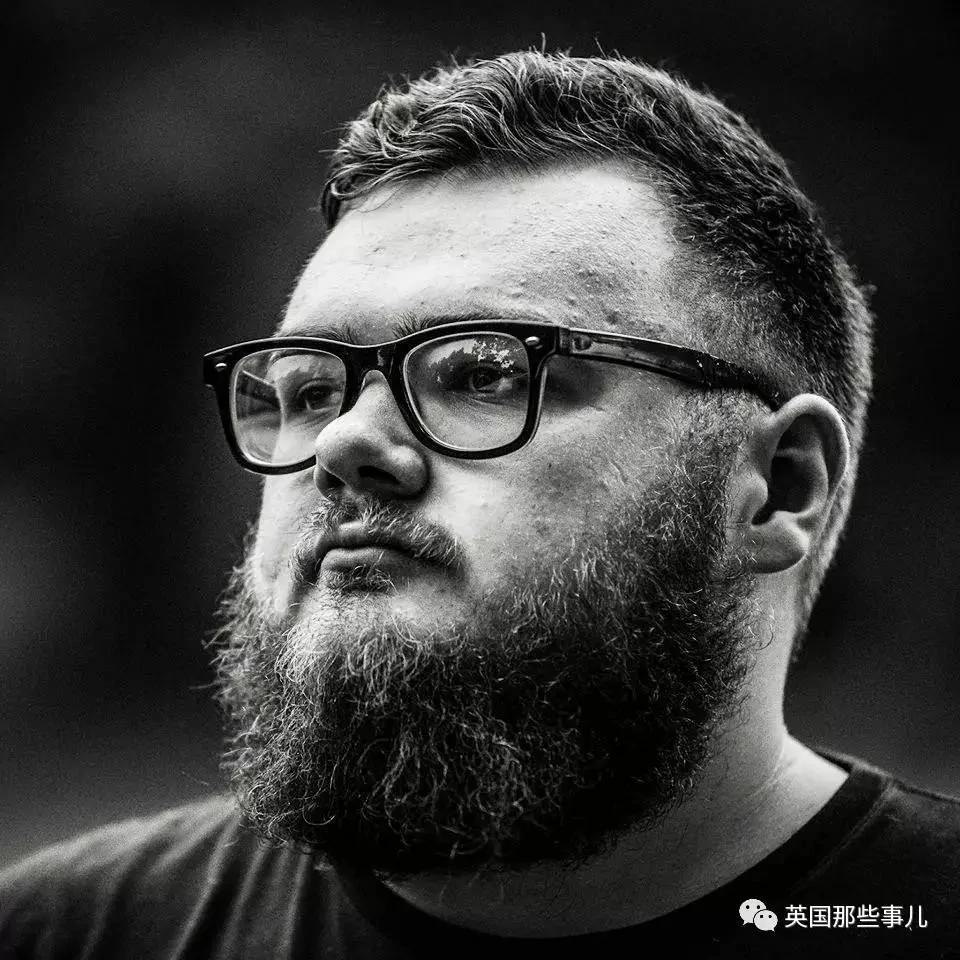 哭笑不得的乌龙:摄影师完美抓拍 然而却拍错了人
