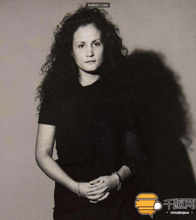她从10岁开始一辈子都没有笑过 40年后她的脸让闺蜜都看呆了!