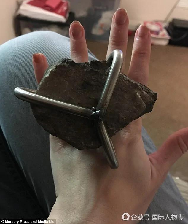 妻子嫌戒指小 丈夫做了半斤重石头戒指