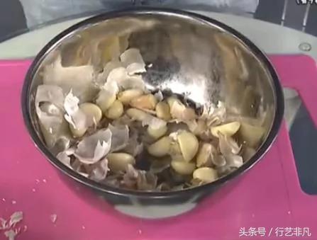 厨师不用手就10秒就可以干干净净去除“大蒜皮” 根本不用刀拍