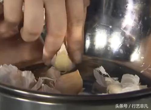 厨师不用手就10秒就可以干干净净去除“大蒜皮” 根本不用刀拍